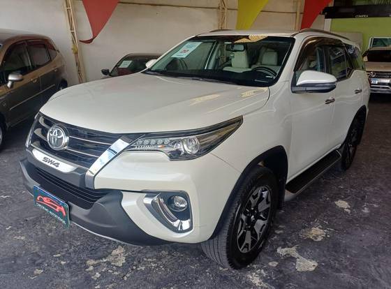 TOYOTA HILUX SW4 2.8 SRX DIAMOND 4X4 7 LUGARES 16V TURBO INTERCOOLER DIESEL 4P AUTOMÁTICO